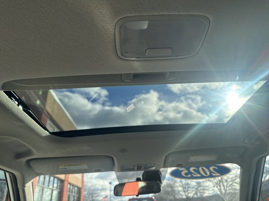 Used 2025 Hyundai Venue SEL image 37