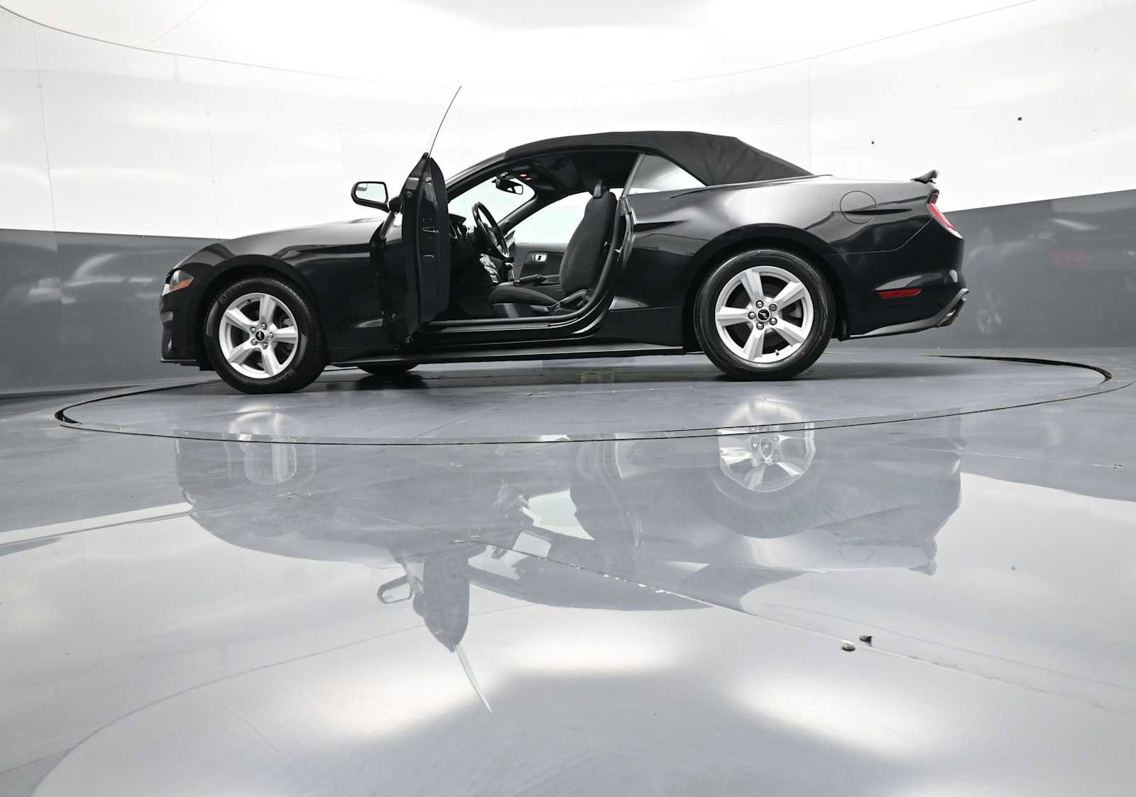 Used 2019 Ford Mustang Convertible RWD image 50