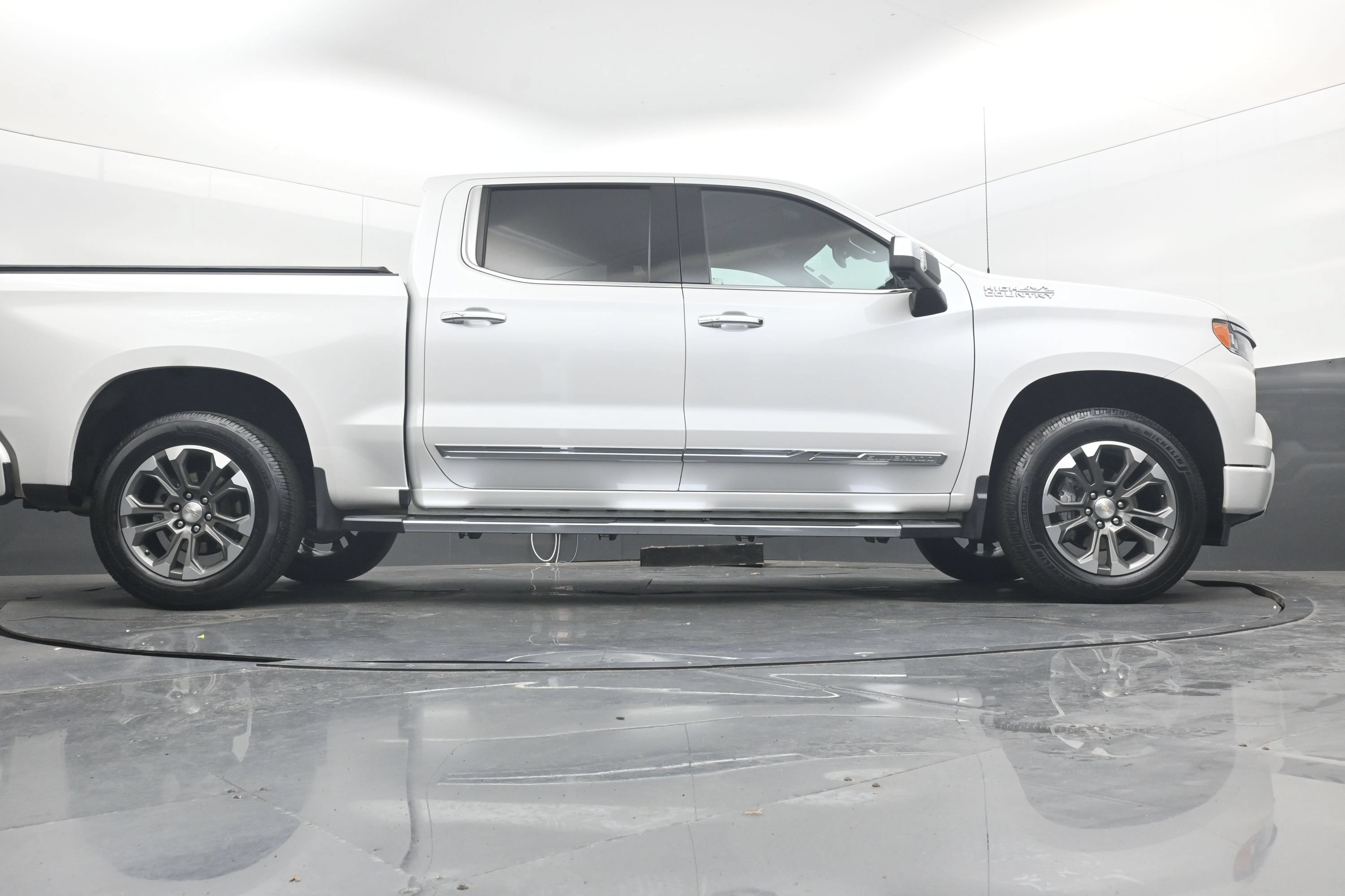 Used 2024 Chevrolet Silverado 1500 High Country w/ Z71 Off-Road Package AWD/4WD image 34