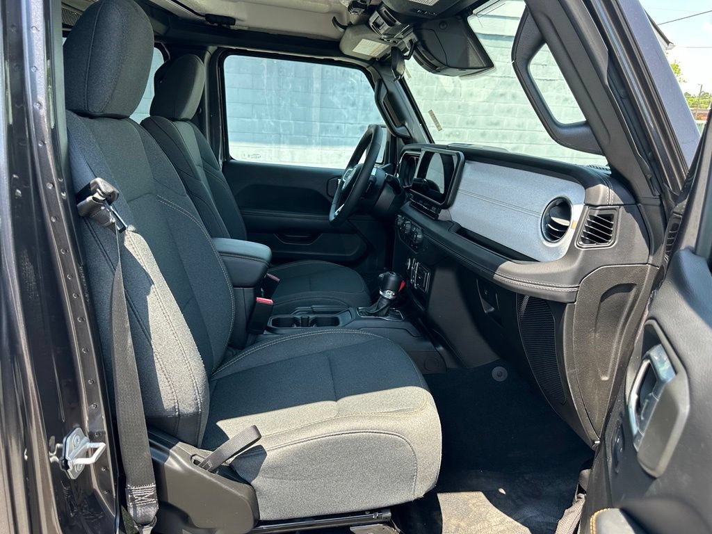 Used 2025 Jeep Wrangler Unlimited Sahara AWD/4WD image 15