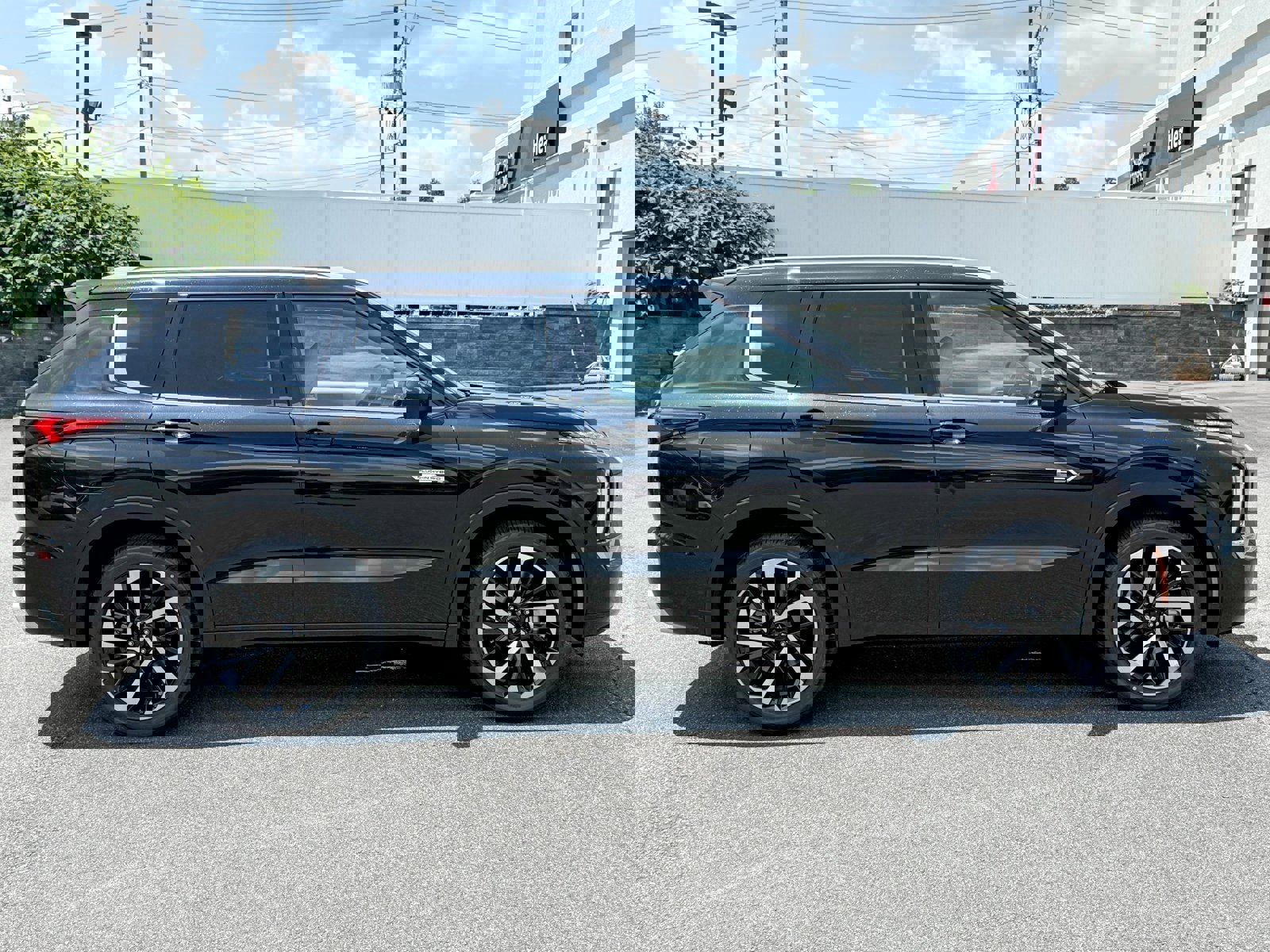 New 2025 Mitsubishi Outlander 4WD Plug-In Hybrid image 13