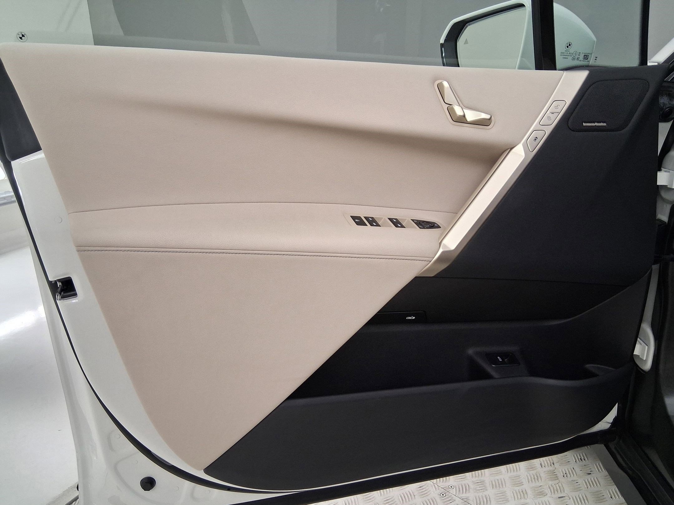 Certified 2023 BMW iX xDrive50 w/ Convenience Package image 18
