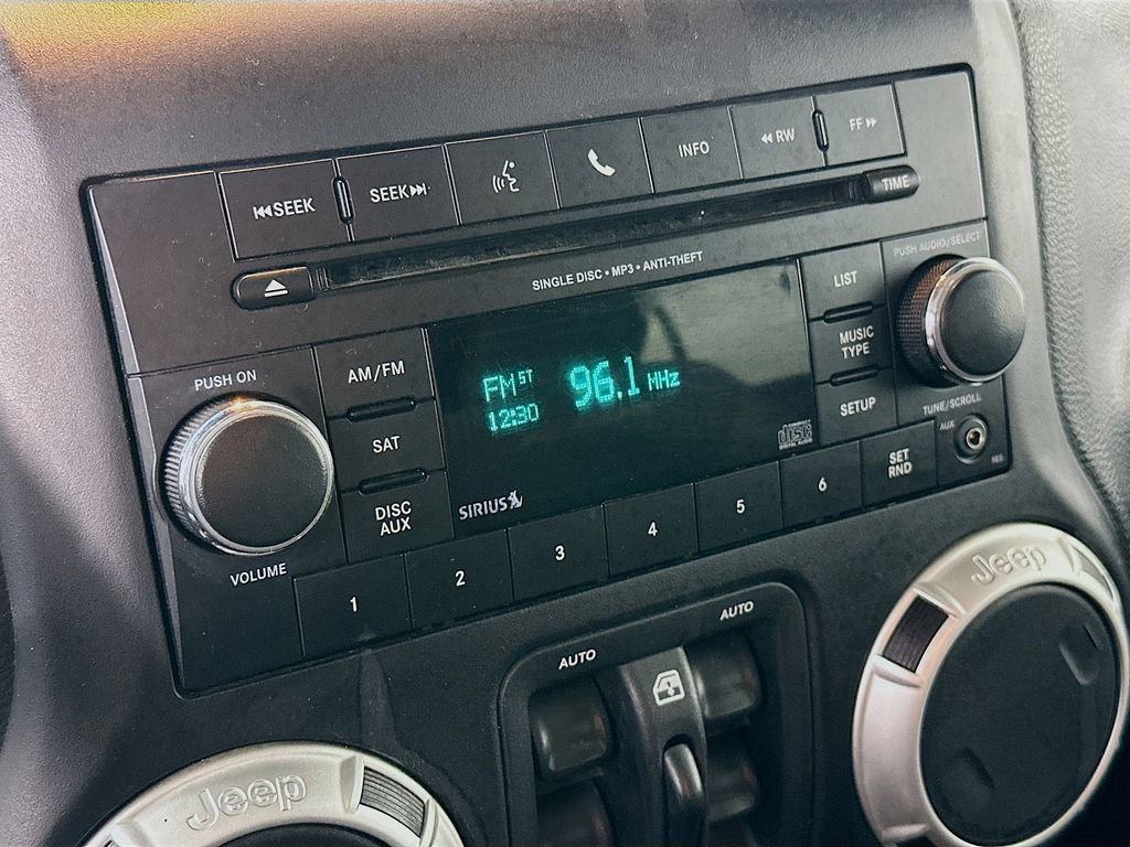 Used 2017 Jeep Wrangler Unlimited Sahara w/ Connectivity Group image 18