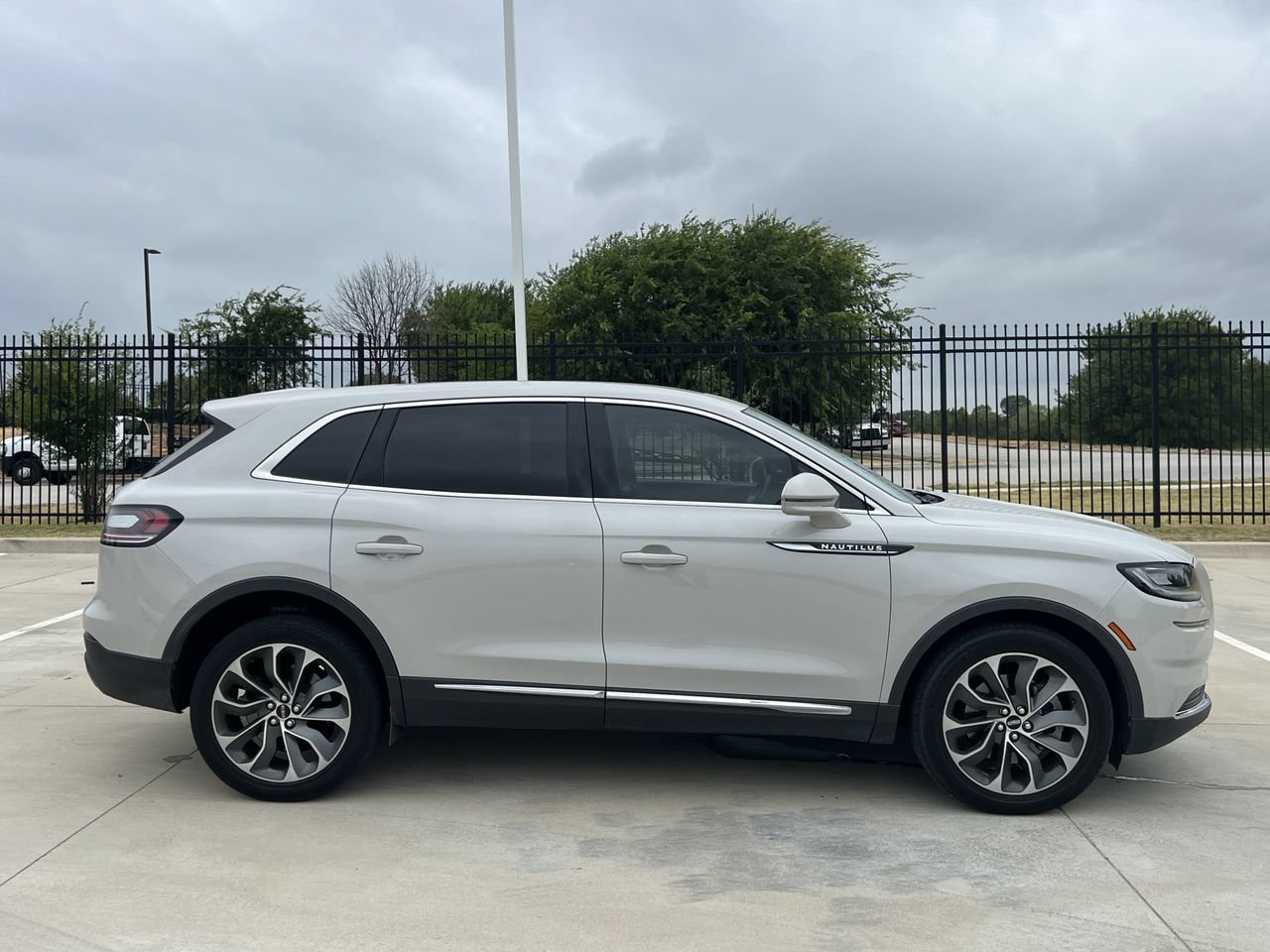 Used 2023 Lincoln Nautilus Reserve AWD/4WD image 3