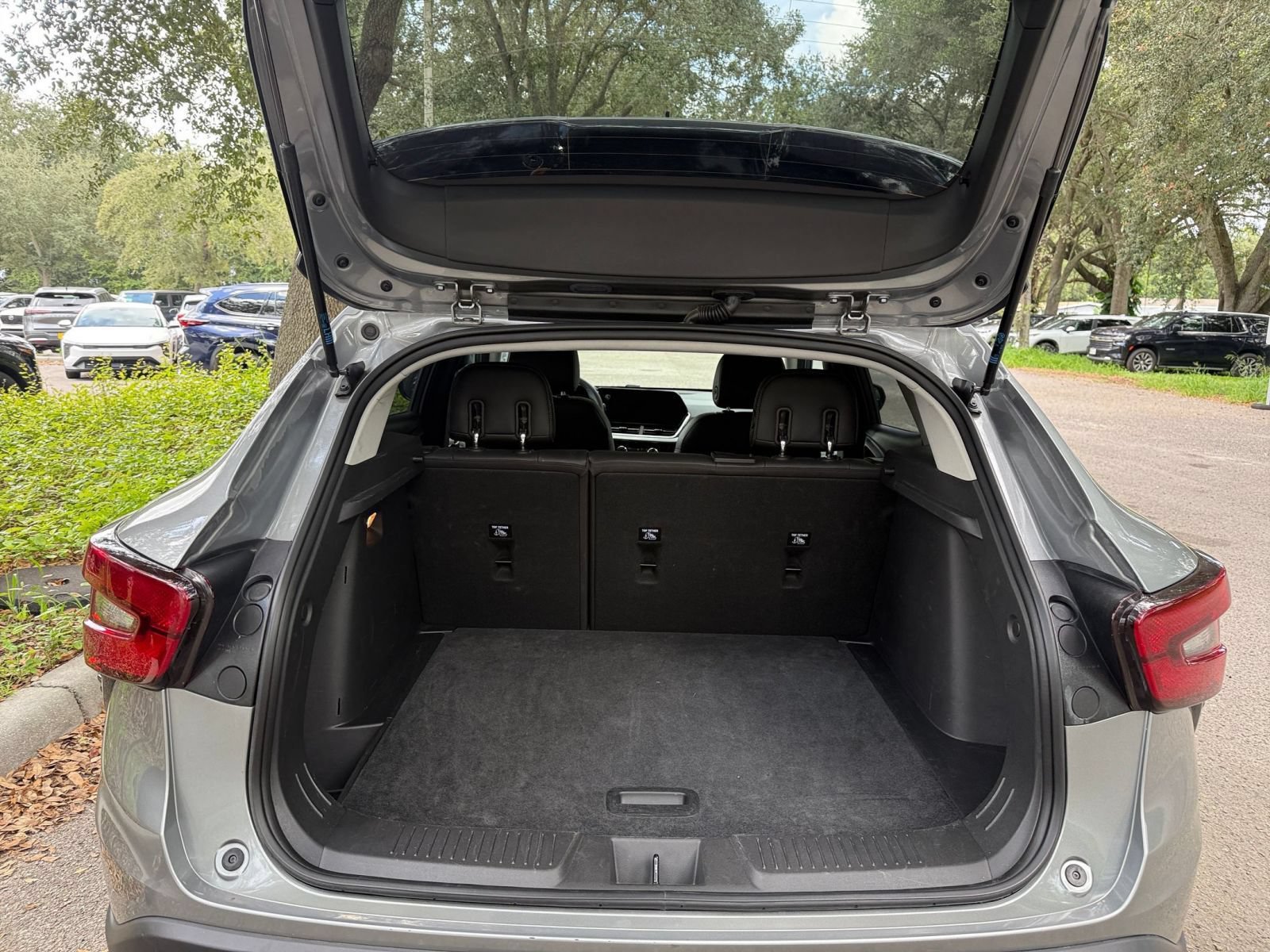 Used 2025 Chevrolet Trax LT FWD image 27