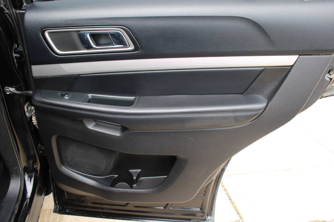 Used 2016 Ford Explorer XLT w/ Equipment Group 202A AWD/4WD image 9
