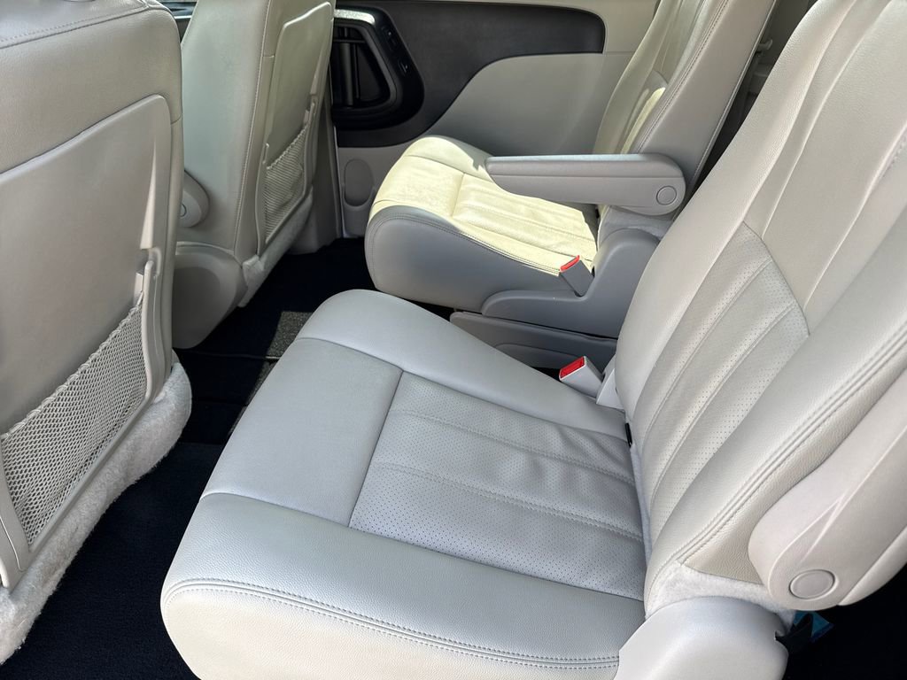 Used 2015 Chrysler Town & Country Touring-L w/ Driver Convenience Group image 18
