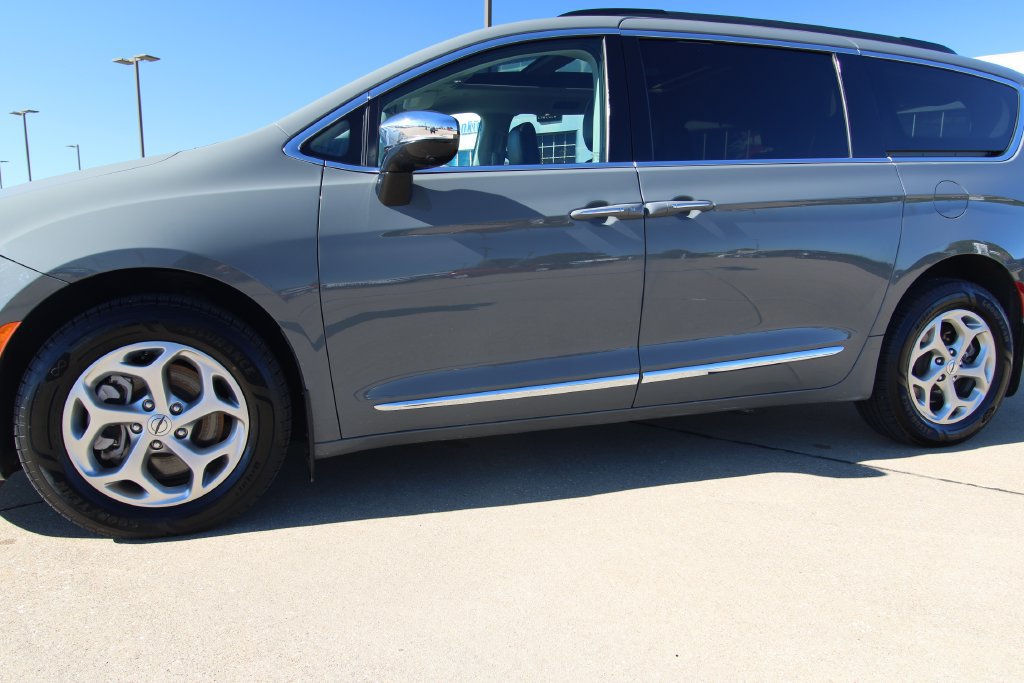 Used 2023 Chrysler Pacifica Limited w/ Uconnect Theater Family Group AWD/4WD image 11