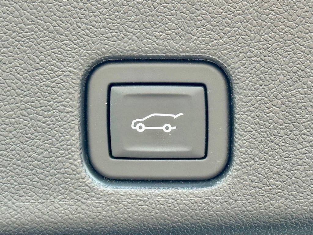 Used 2025 Chevrolet Traverse RS w/ LPO, Floor Liner Package AWD/4WD image 39