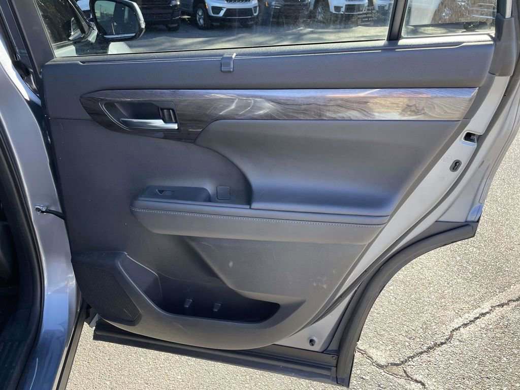 Used 2022 Toyota Highlander Platinum image 17