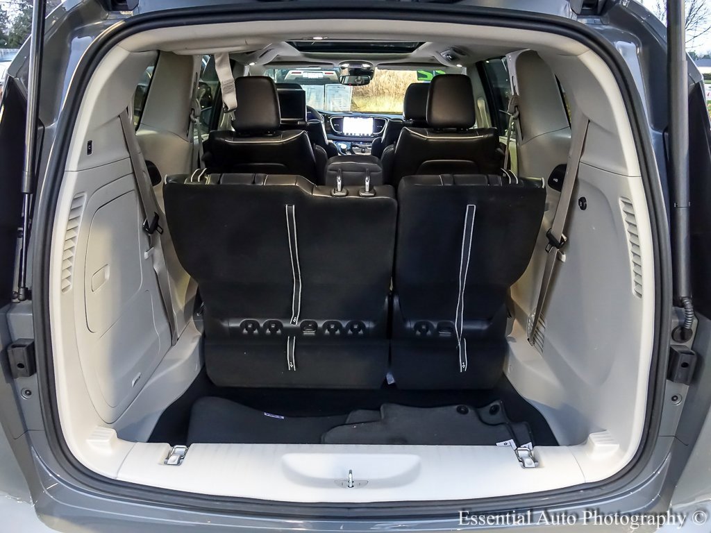 Used 2022 Chrysler Pacifica Limited w/ Uconnect Theater Family Group image 33