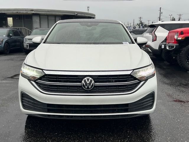 Used 2023 Volkswagen Jetta SE image 3