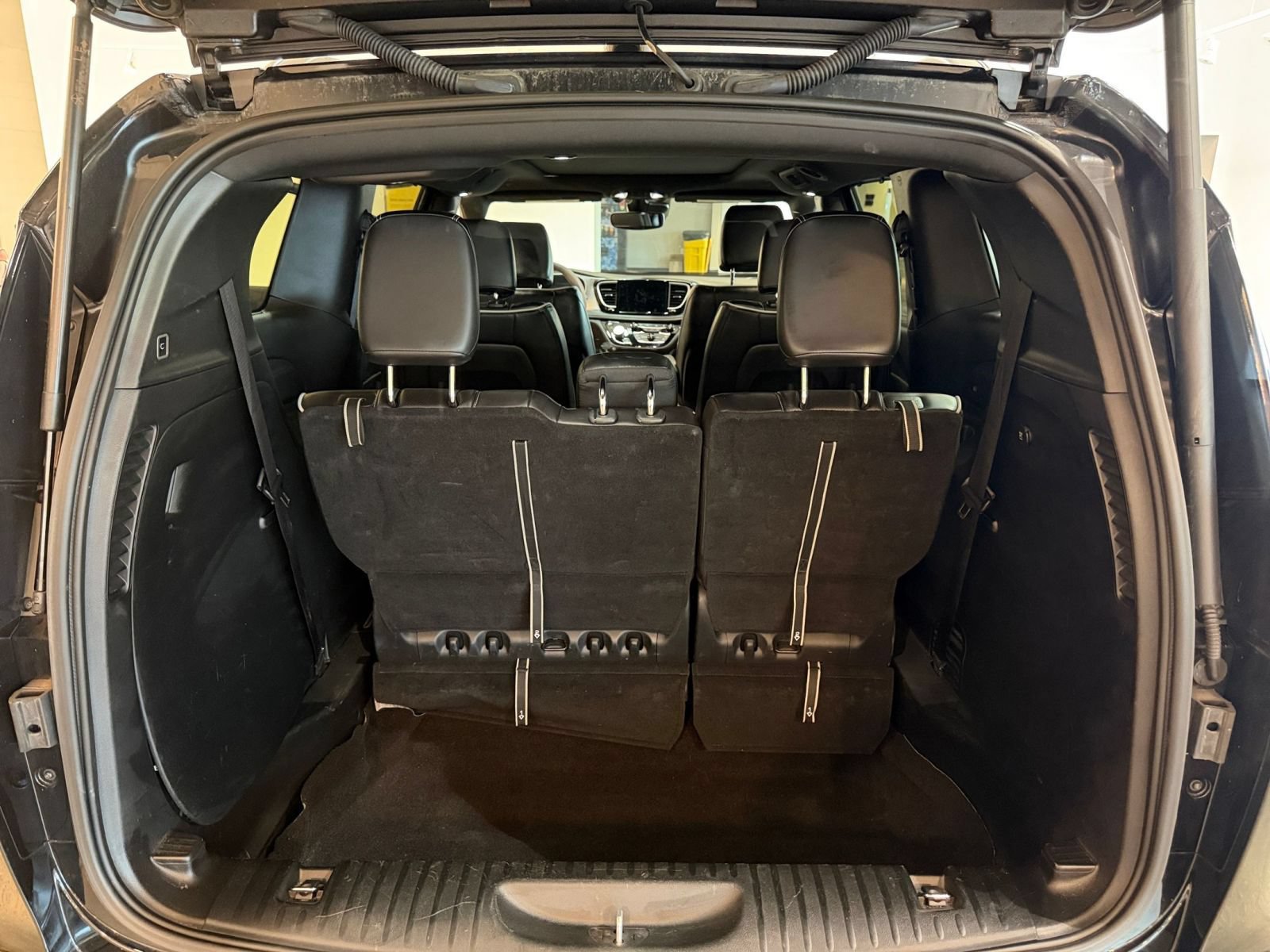 Used 2025 Chrysler Pacifica Limited FWD image 34