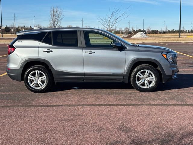 Used 2024 GMC Terrain SLE image 2