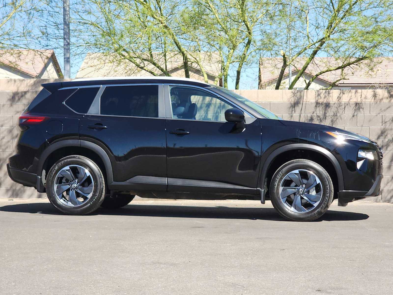 Used 2024 Nissan Rogue SV w/ SV Premium Package image 10