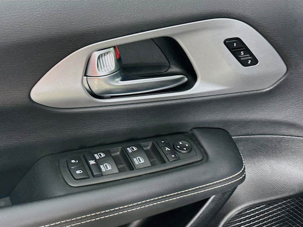 Certified 2025 Chrysler Pacifica Limited image 26