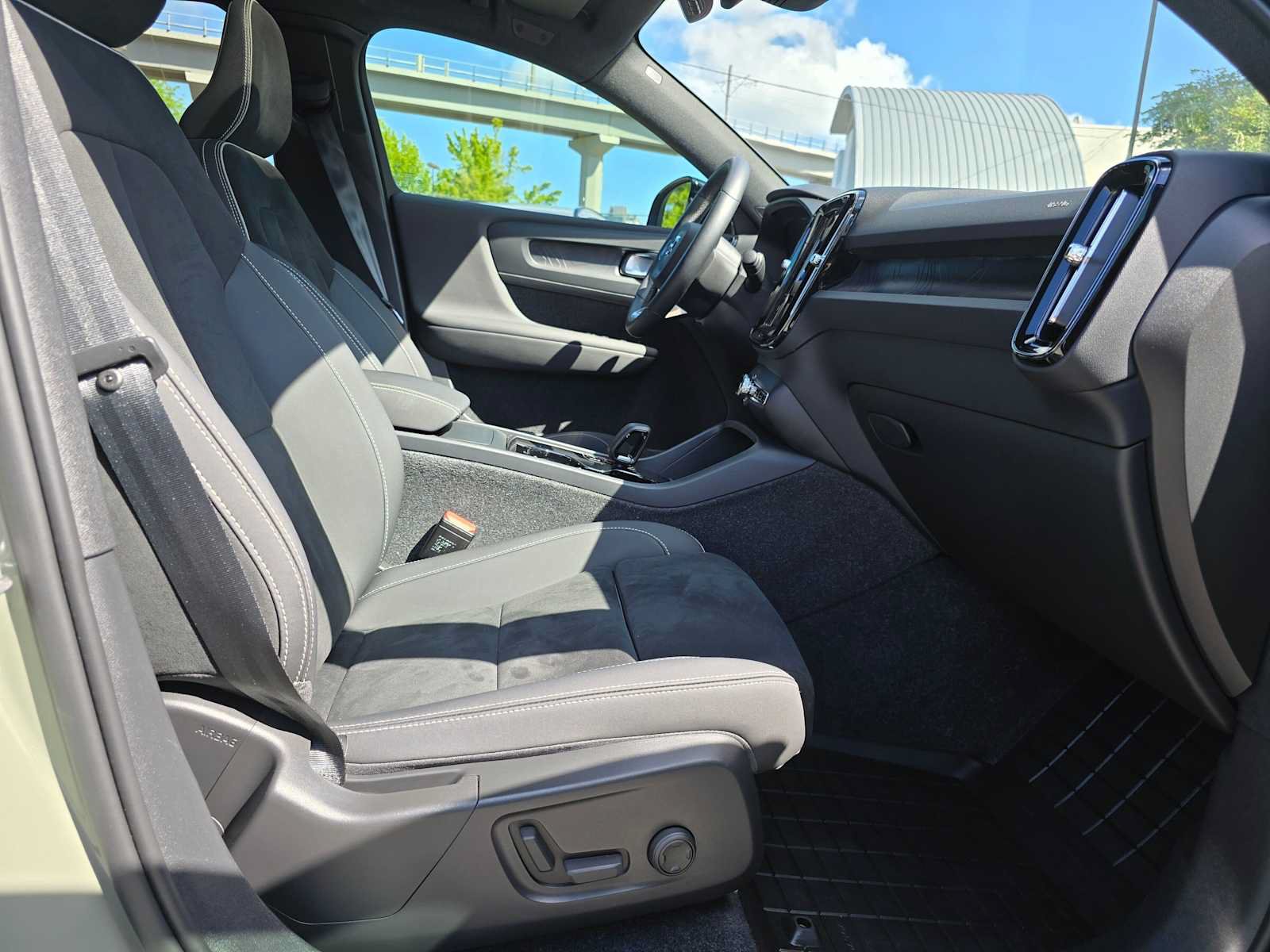 Certified 2023 Volvo C40 P8 Recharge Plus w/ Climate Package AWD/4WD image 11