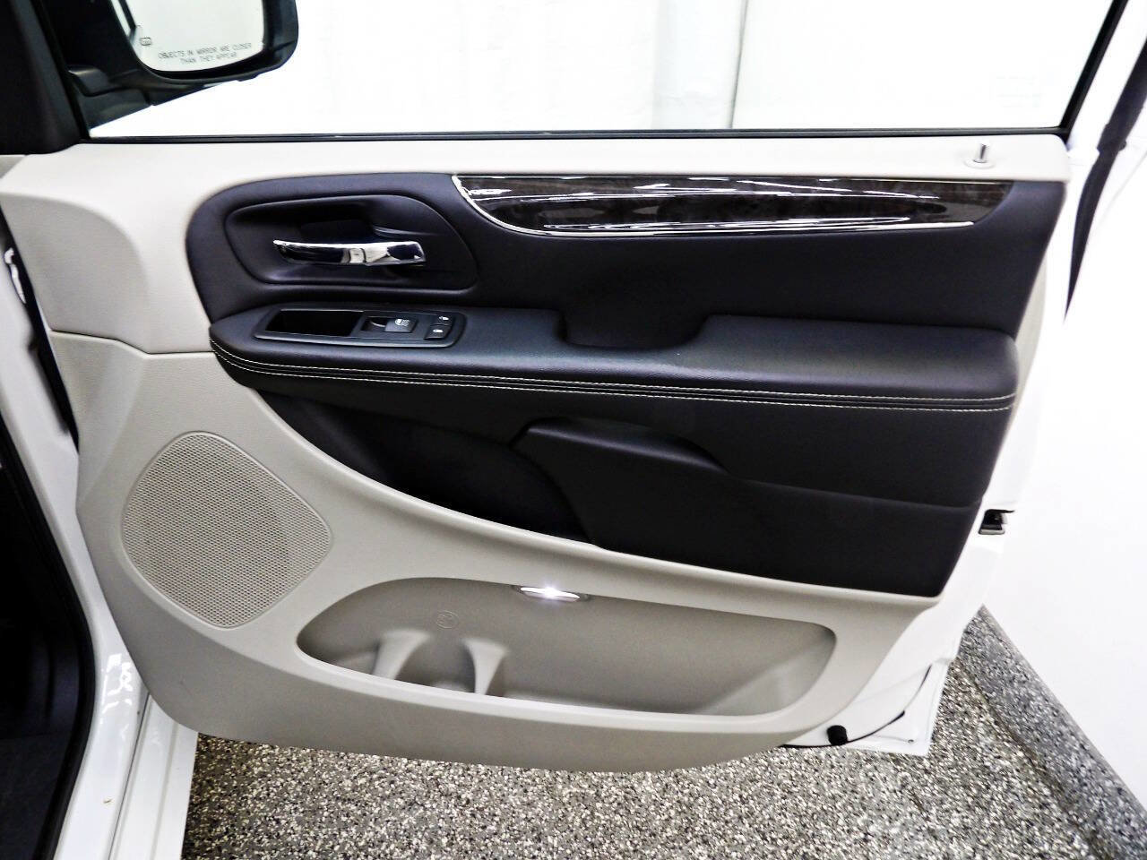 Used 2013 Chrysler Town & Country Touring FWD image 11