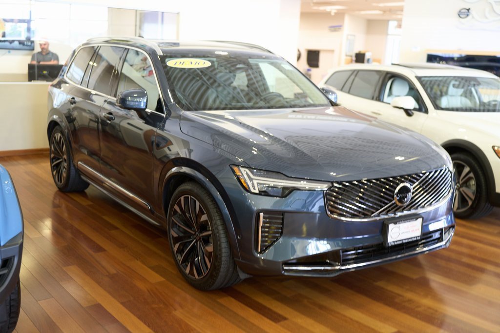 New 2025 Volvo XC90 B6 Ultra w/ Lounge Package image 3