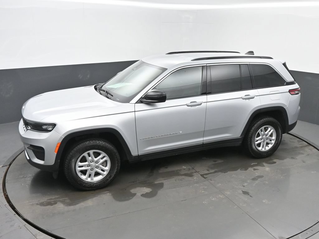 Used 2025 Jeep Grand Cherokee Laredo AWD/4WD image 44