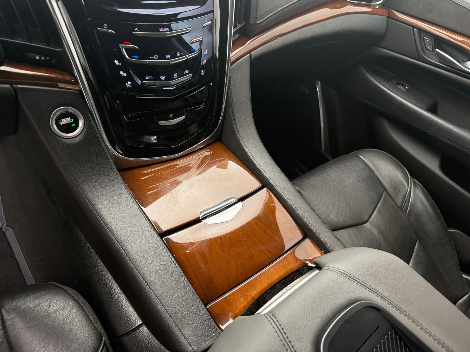 Used 2017 Cadillac Escalade Luxury AWD/4WD image 13