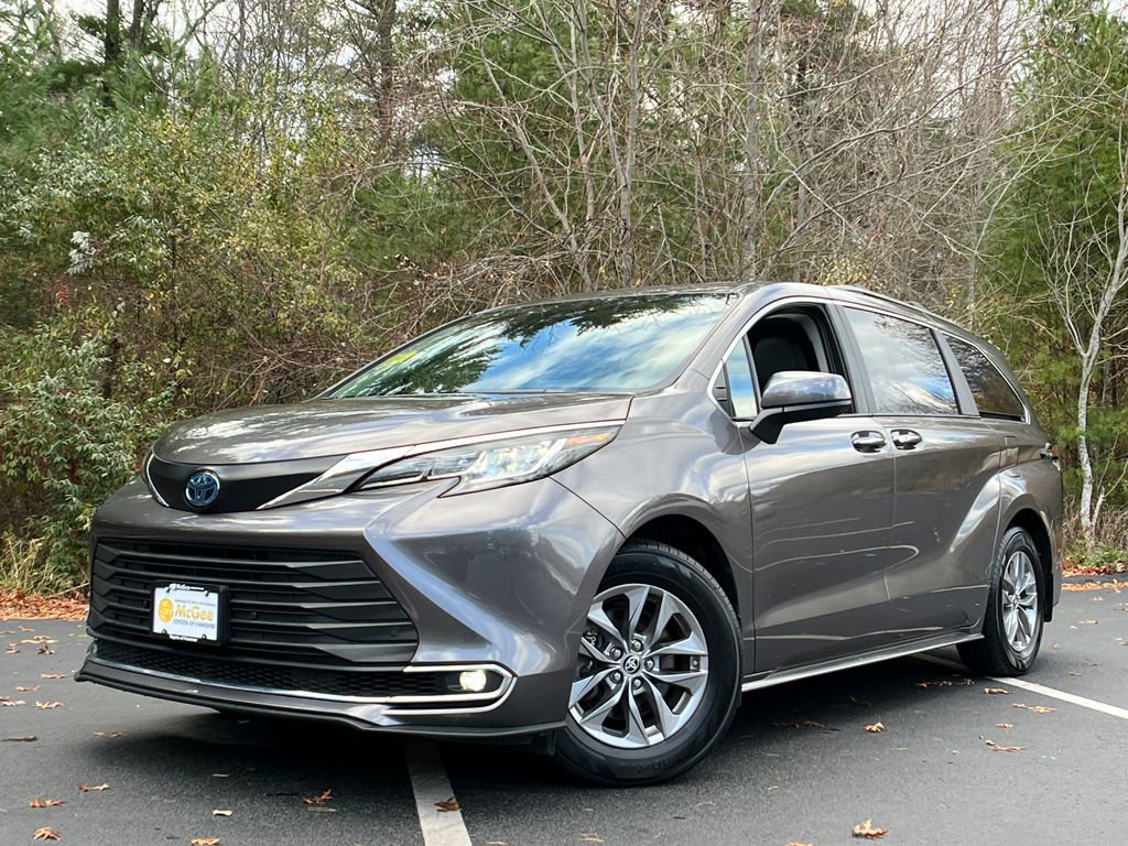 Used 2022 Toyota Sienna XLE