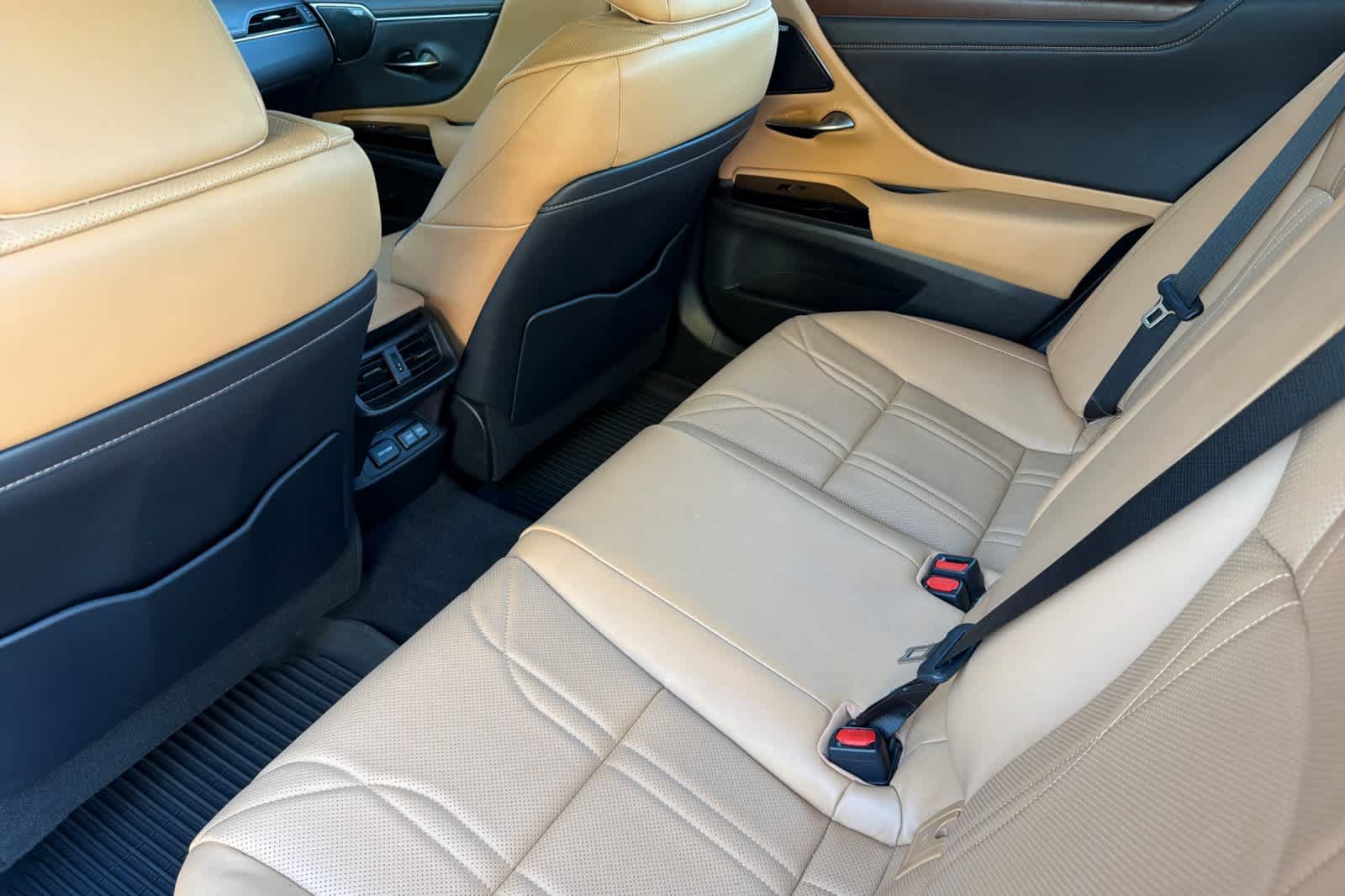 Used 2024 Lexus ES 350 w/ Accessory Package (Z2) FWD image 4