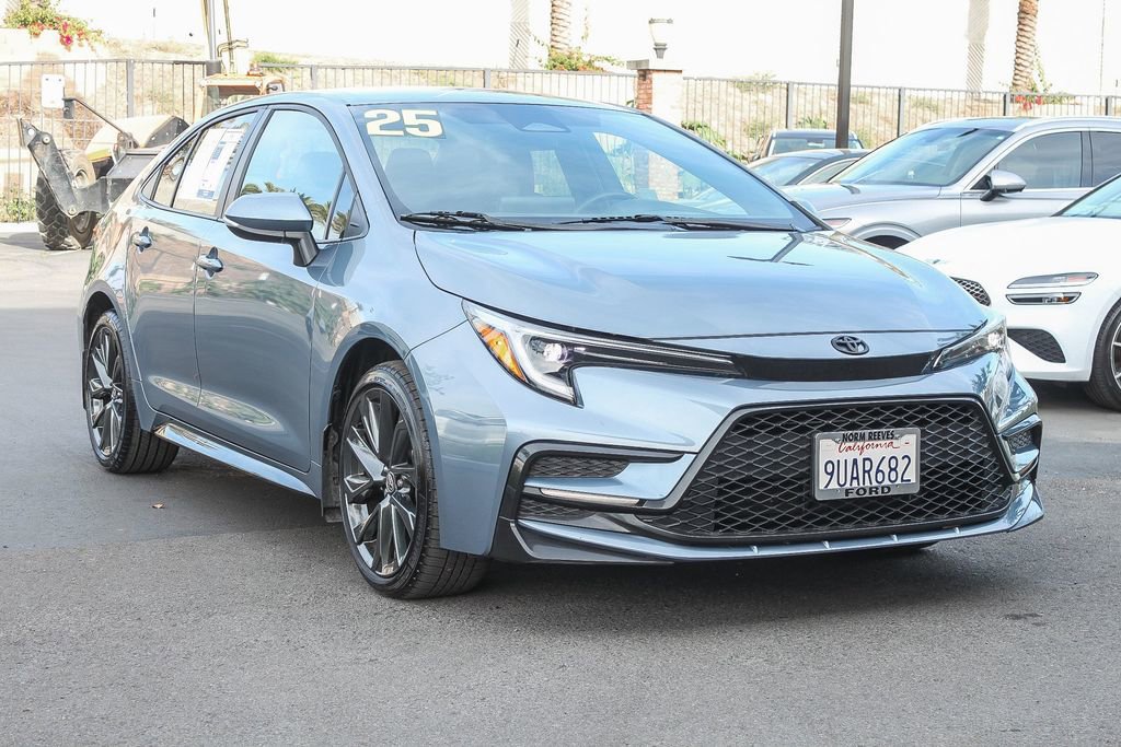 Used 2025 Toyota Corolla SE FWD image 3