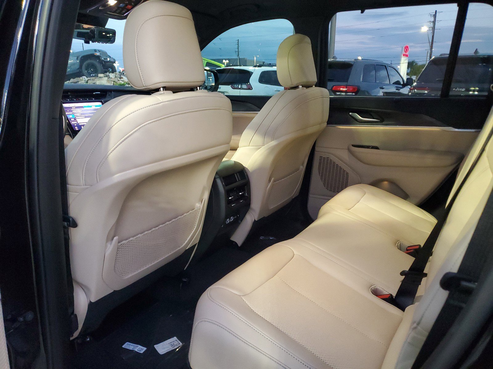 New 2025 Jeep Grand Cherokee Limited w/ Luxury Tech Group II image 9