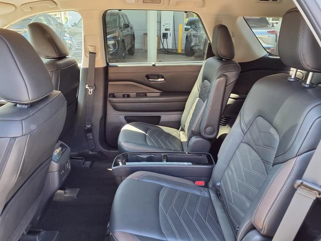 Certified 2025 Nissan Pathfinder Platinum FWD image 21