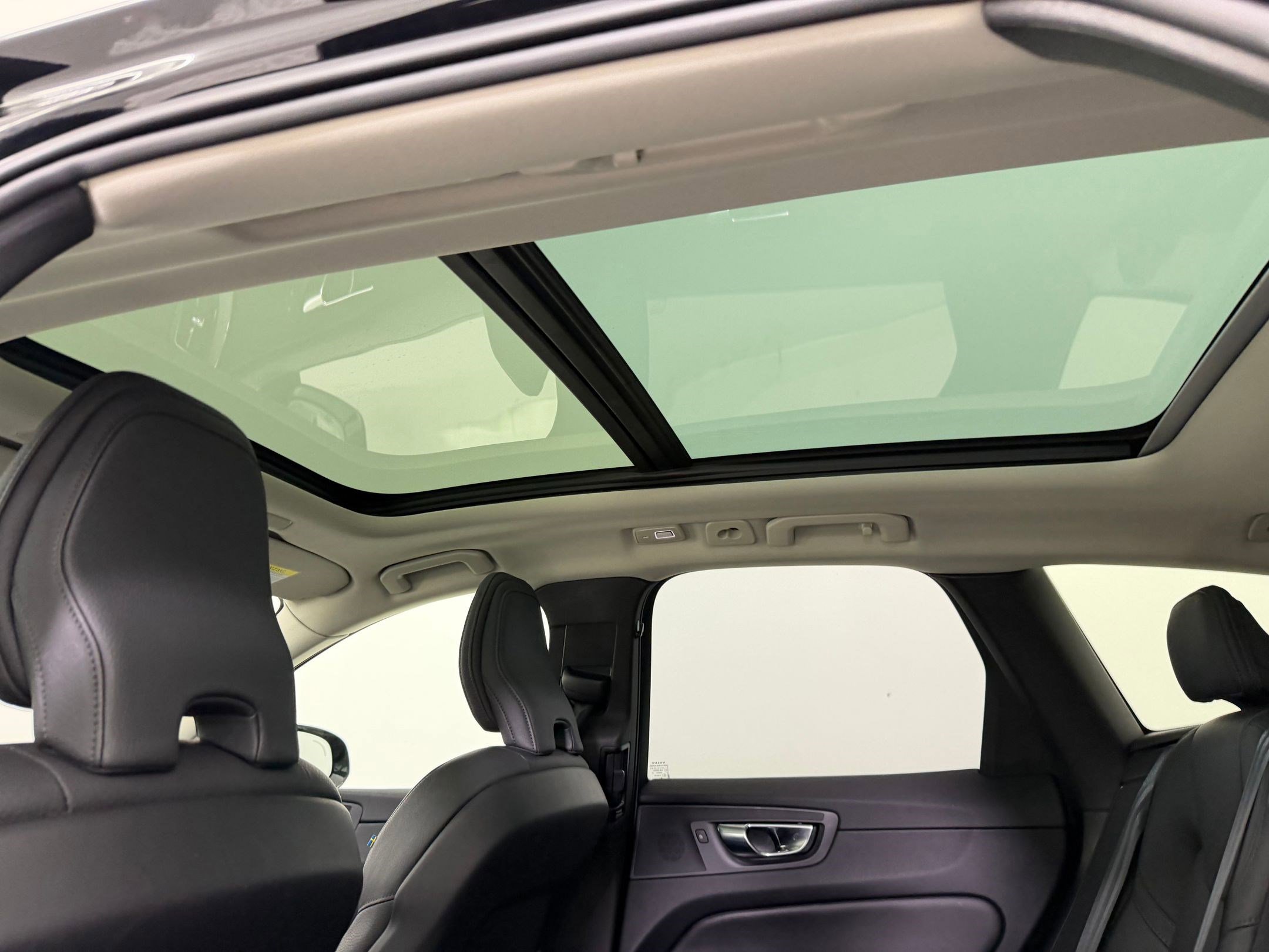 Used 2025 Volvo XC60 B5 Plus image 17