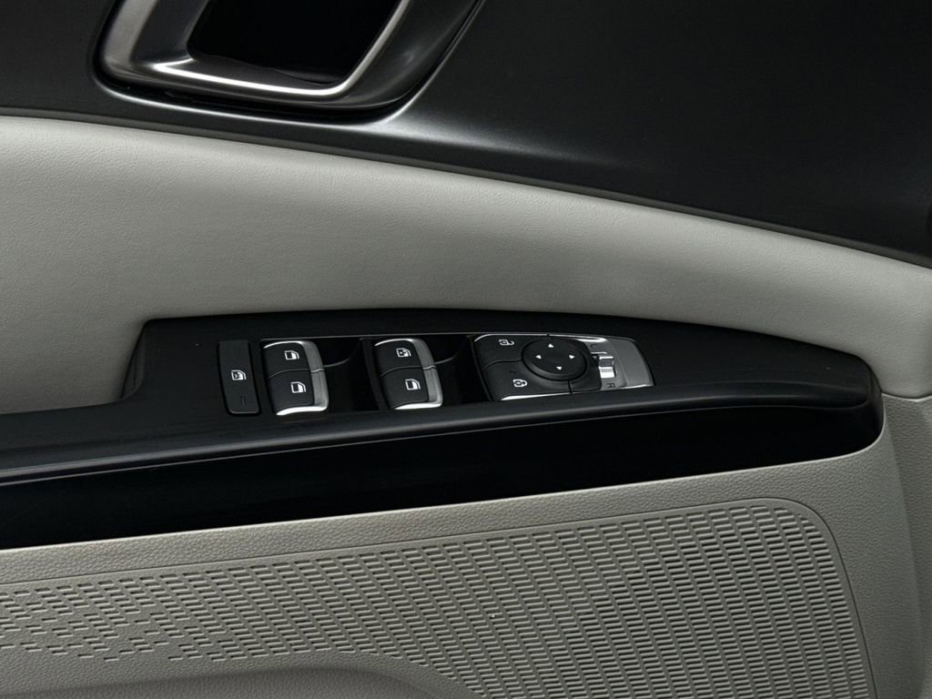 Used 2022 Kia Carnival LX image 15