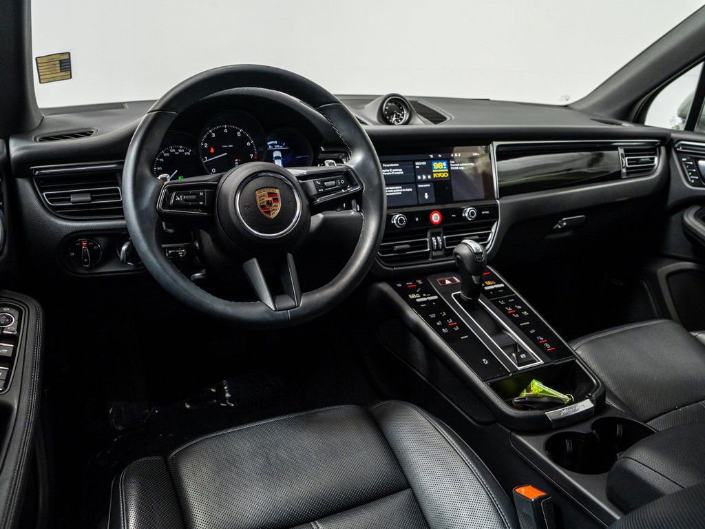 Used 2025 Porsche Macan image 4