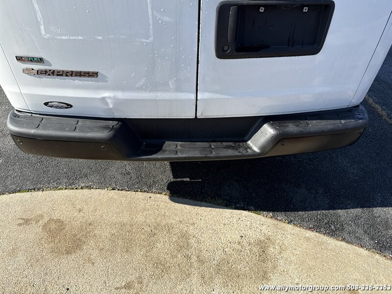 Used 2011 Chevrolet Express 2500 RWD image 8