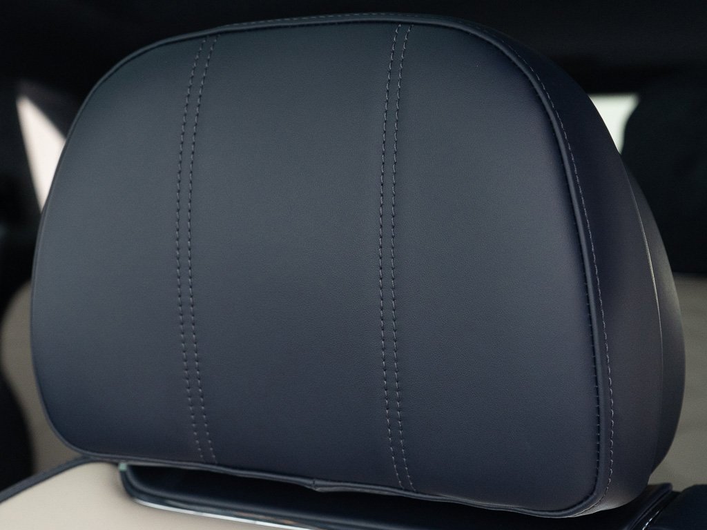 Used 2025 Bentley Bentayga image 17