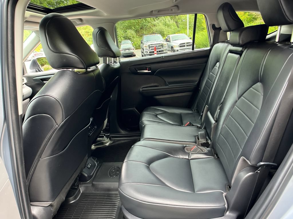 Used 2022 Toyota Highlander XLE AWD/4WD image 22