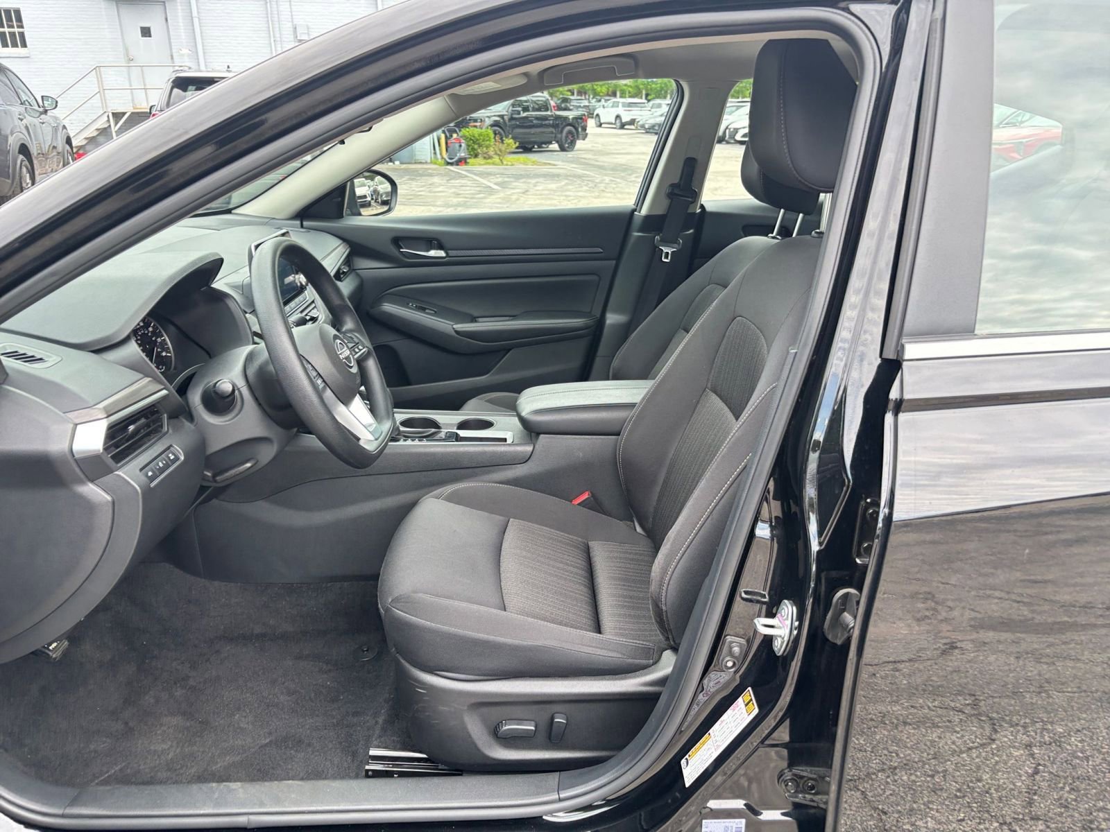 Used 2025 Nissan Altima 2.5 SV FWD image 27