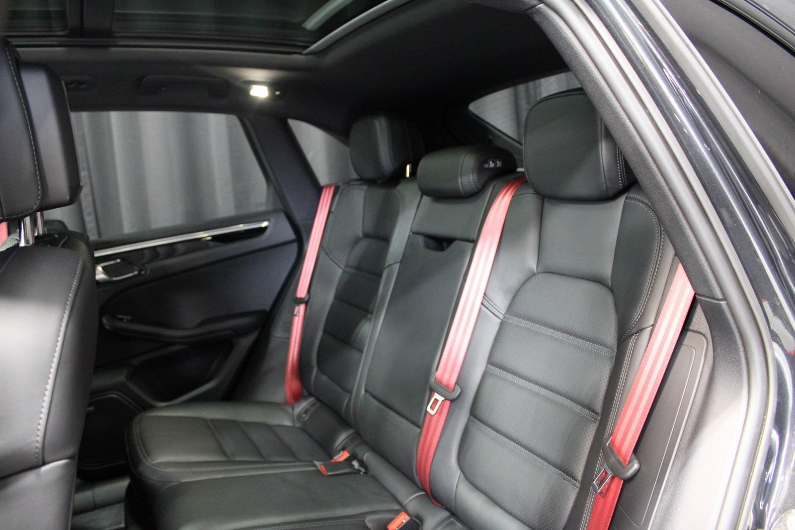 Certified 2025 Porsche Macan AWD/4WD image 6
