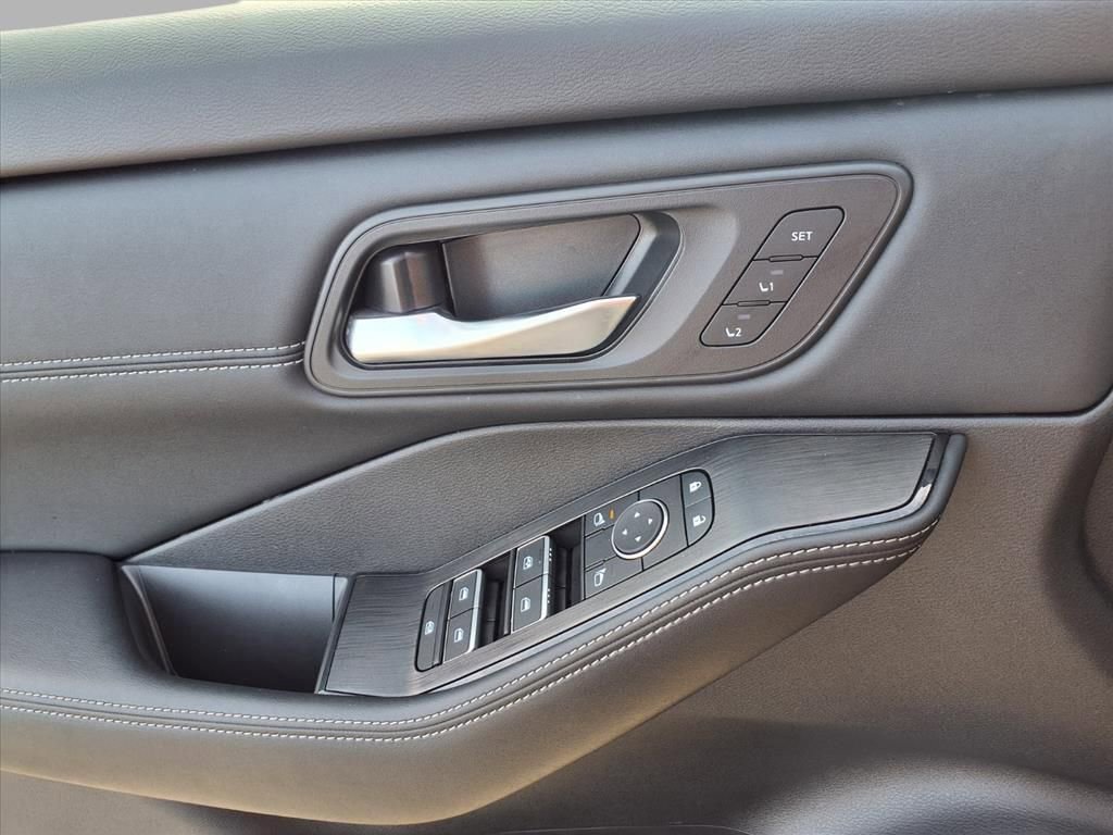 Certified 2025 Nissan Rogue SL w/ Tech Package image 18