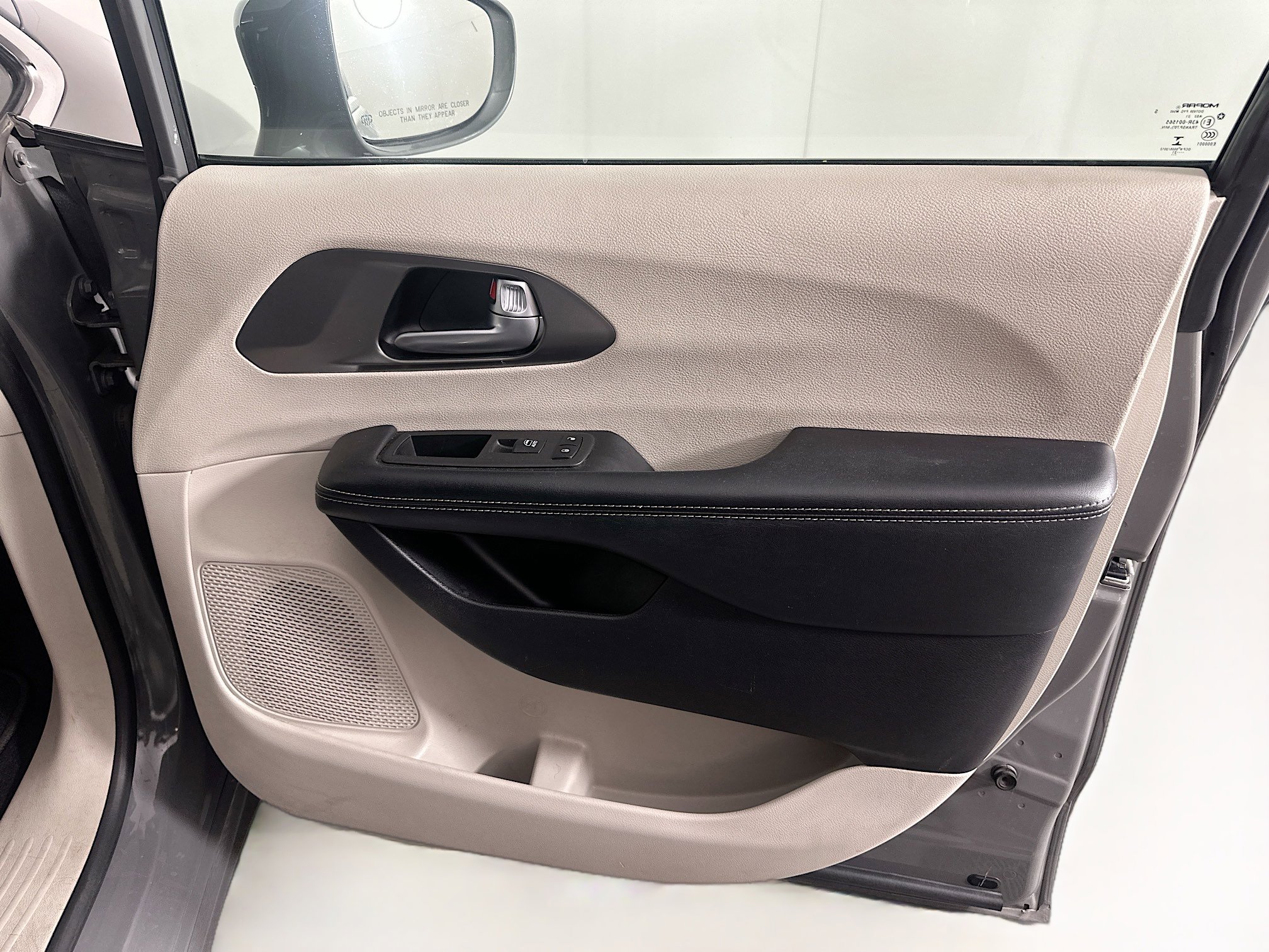 Used 2022 Chrysler Pacifica Touring-L w/ Uconnect Theater Family Group image 32