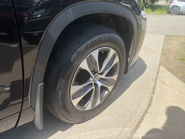 Used 2021 Toyota Highlander XLE AWD/4WD image 12