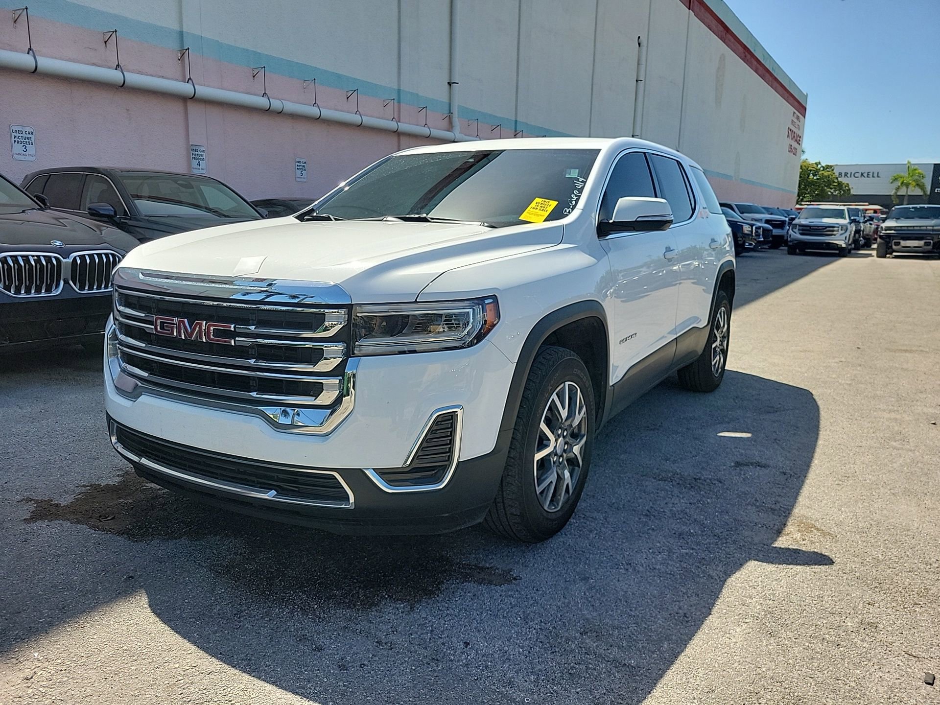 Used 2023 GMC Acadia SLE image 2