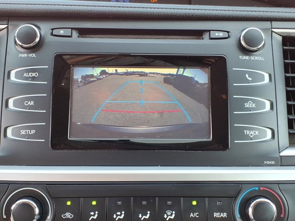 Used 2014 Toyota Highlander LE AWD/4WD image 12