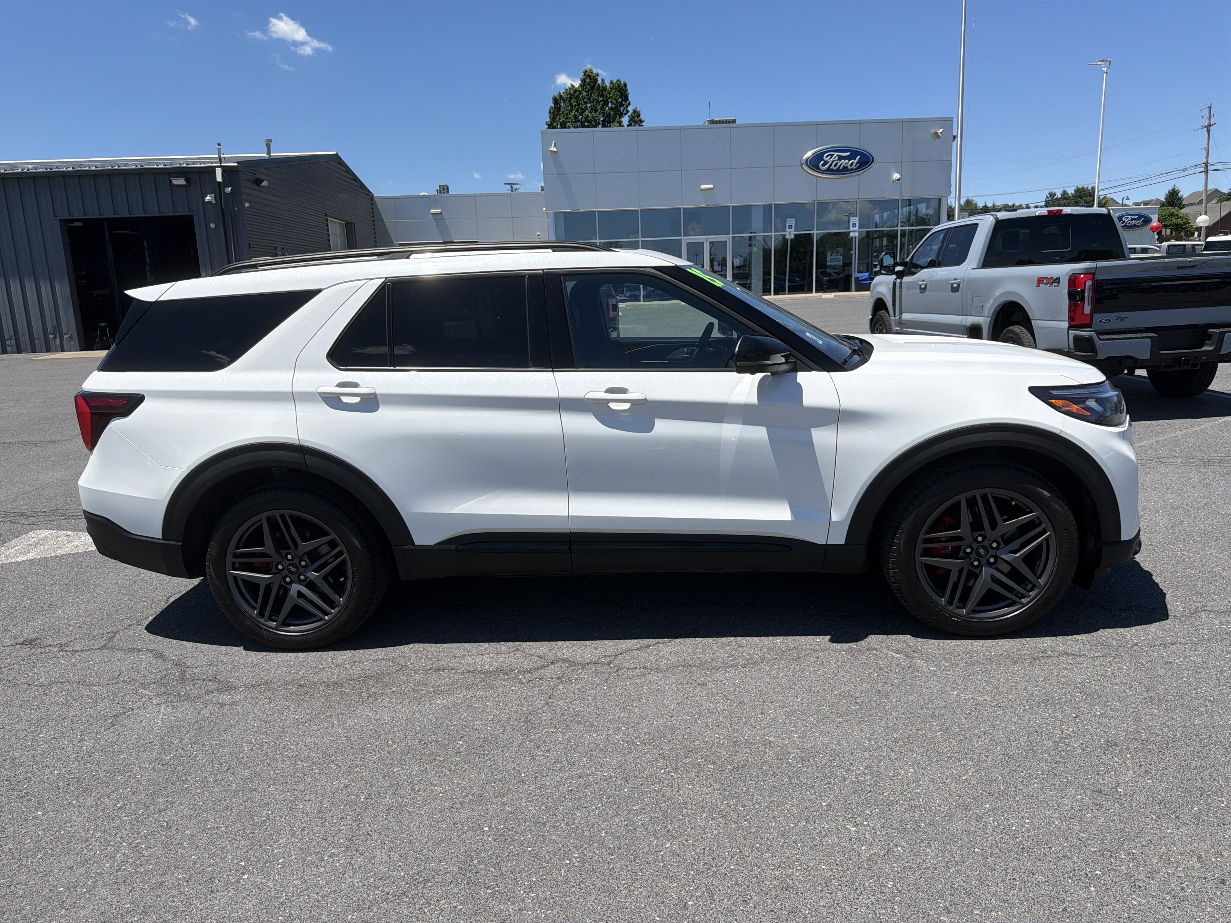 Used 2025 Ford Explorer ST AWD/4WD image 2