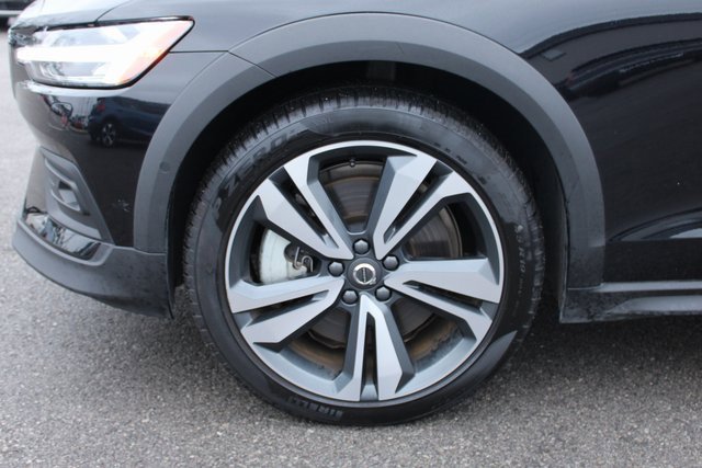 Used 2025 Volvo V60 B5 Cross Country Plus image 37