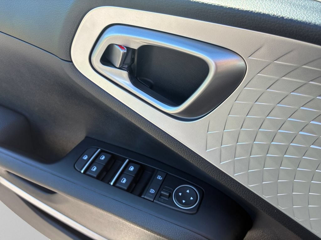 Certified 2025 Kia Soul LX w/ LX Technology Package FWD image 18