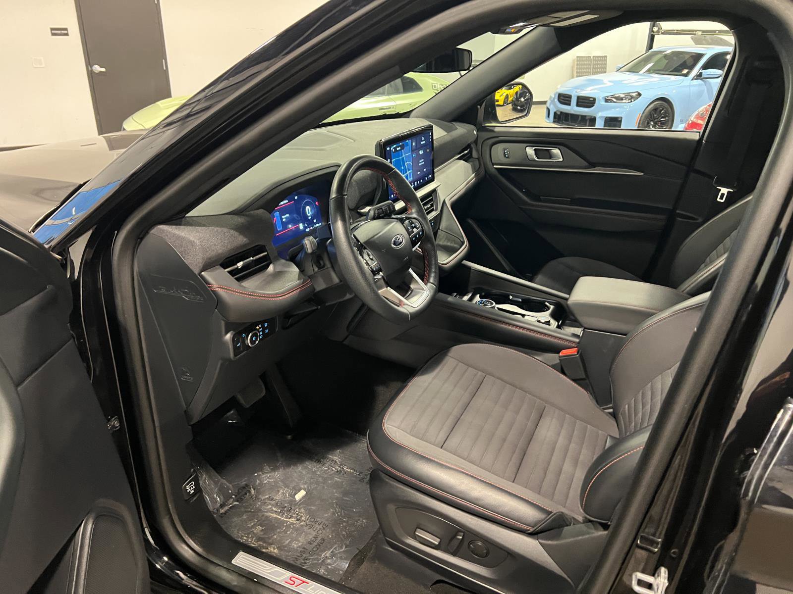 Used 2025 Ford Explorer ST-Line w/ ST-Line Street Pack image 10