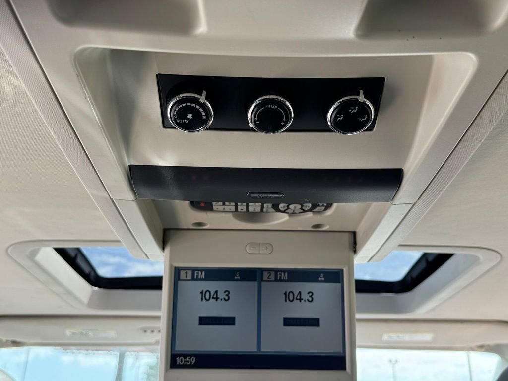 Used 2010 Volkswagen Routan SEL FWD image 9