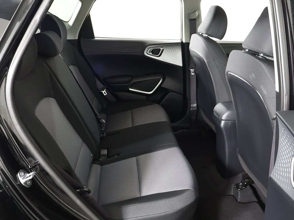 Used 2025 Kia Soul LX w/ LX Technology Package FWD image 32