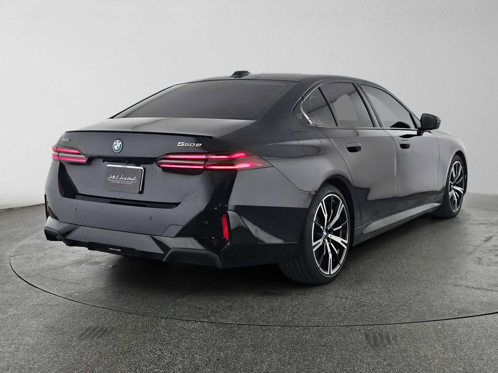 Used 2026 BMW 550e xDrive w/ Premium Package AWD/4WD image 3